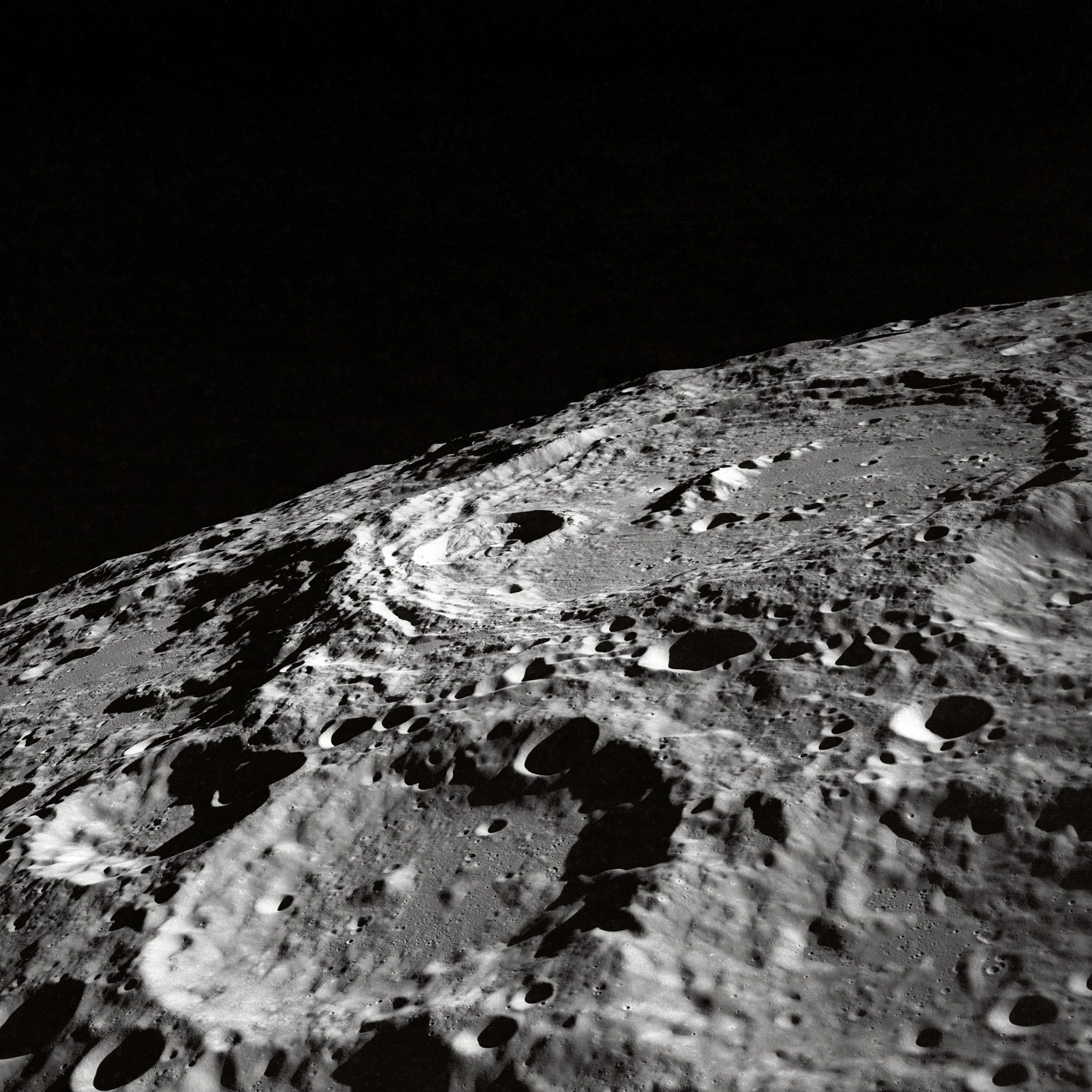 Луна поверхность кратеры. Бассейн Южный полюс - Эйткен кратеры Луны. Кратеры на Луне. Поверхность Луны. Снимки Луны.